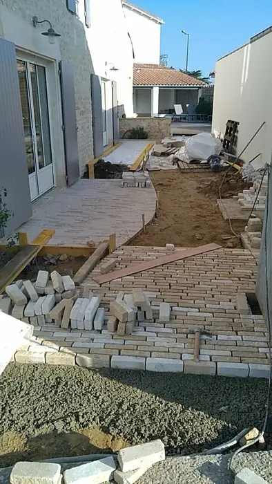 Pose d'une allée en pierre