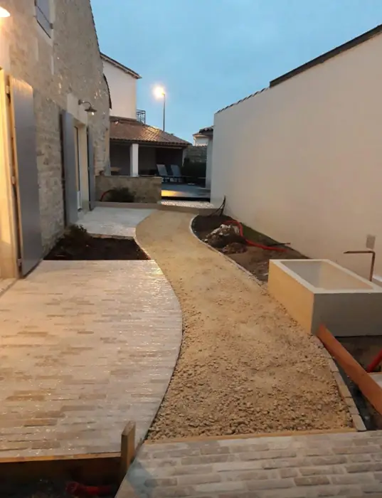 Allée en pavés de pierre et chemin en gravier, terminés