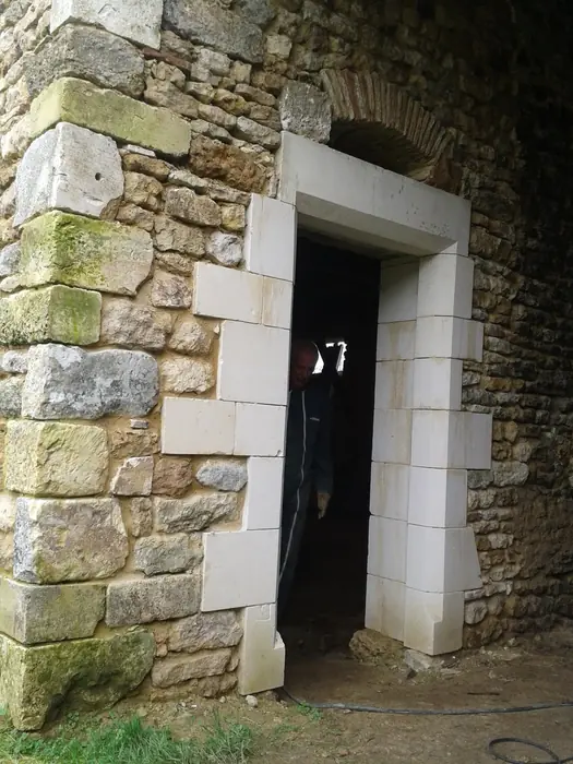 Encadrement de porte en pierre de taille