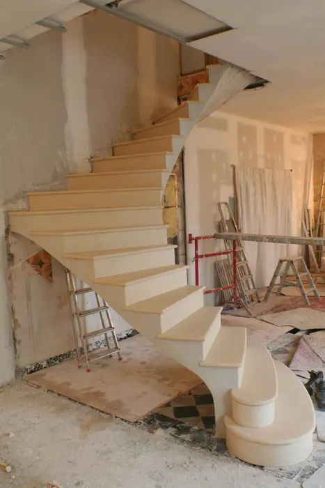 Escalier balancé en voûte sarrasine, en cours de montage