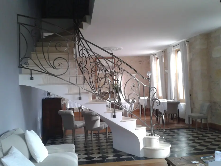 Escalier balancé en voûte sarrasine, rampe en fer forgé