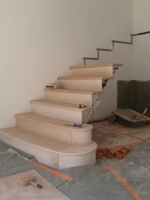 Escalier en voûte sarrasine en cours de pose, marches de départ courbes
