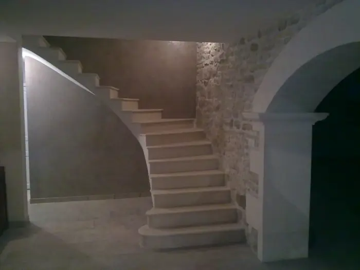 Escalier en voûte sarrasine sous une voûte en pierre apparente