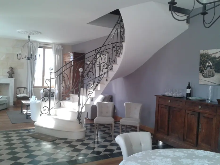 Escalier en voûte sarrasine dans un séjour, vue d'ensemble