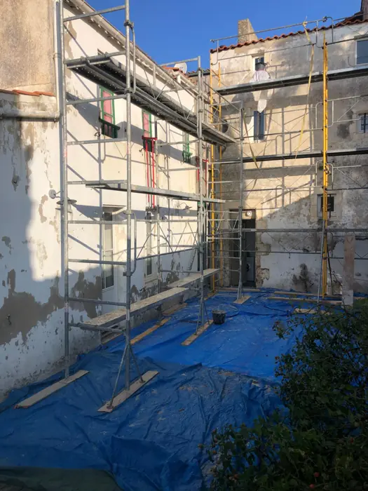 Rénovation de façade : la maison sous échafaudage (avant)