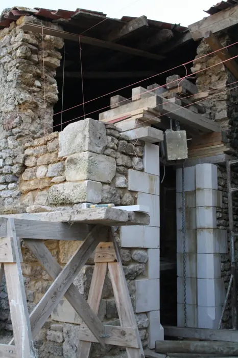 Pose de jambages en pierre de taille sous étaiement