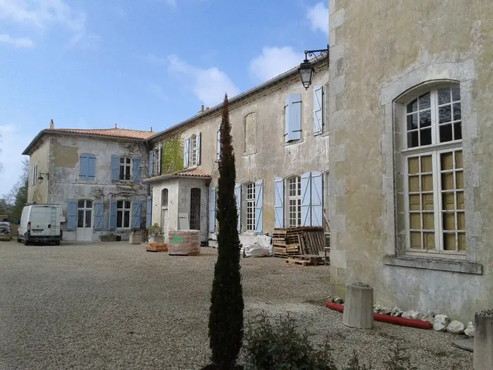 Logis en pierre et sa cour