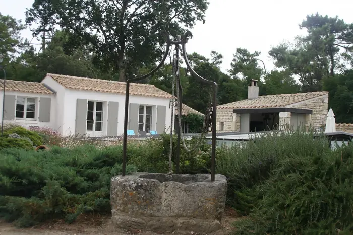 Maison et puits en pierre