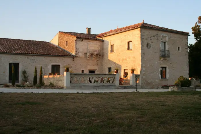Maison en pierre et sa balustrade