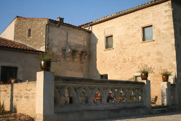 Maison en pierre rénovée, terrasse et balustrade