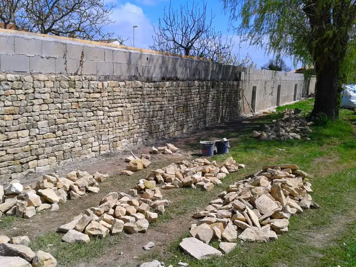 Reconstruction d'un mur en pierre sèche