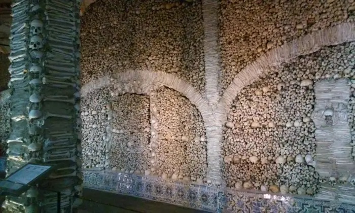 Mur en pierre avec arcs décoratifs