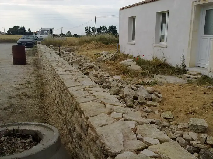 Construction d'un muret en pierre