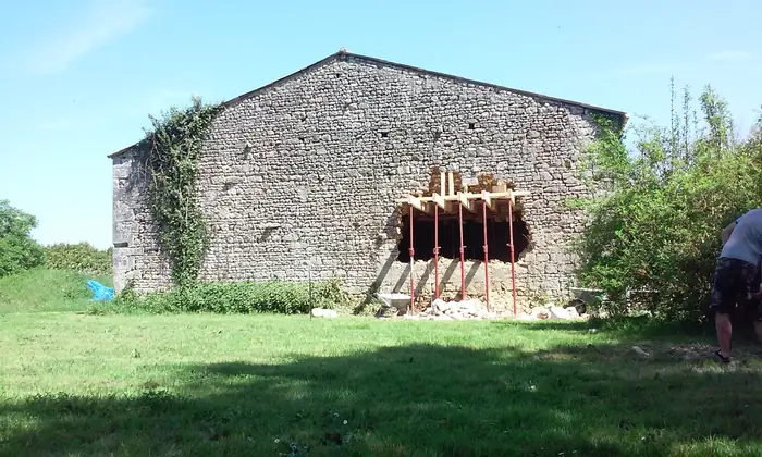 Ouverture dans une grange en pierre, sous étaiement