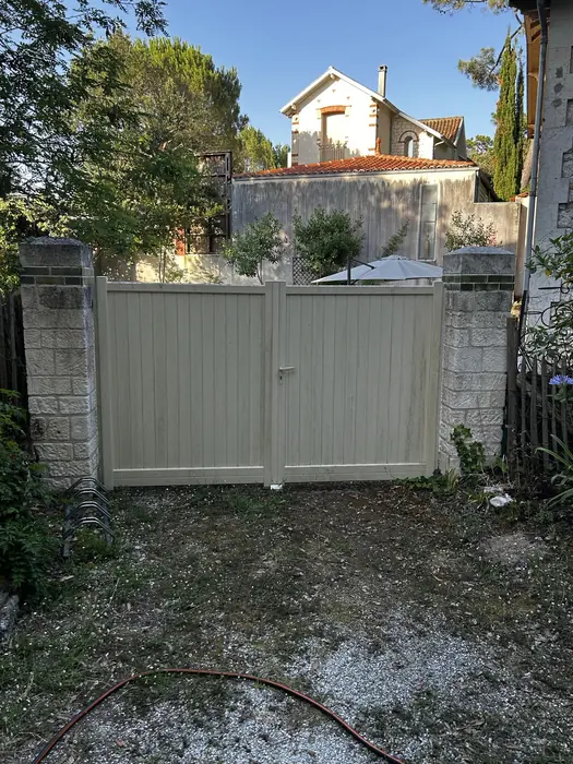 Portail entre deux piliers en pierre